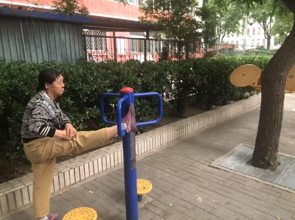 锐评丨都成了“压腿神器”？健身器材要跟得上全民健身脚步